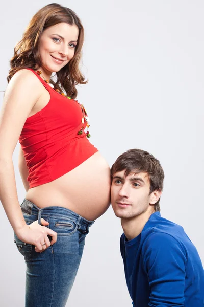 Man luisteren zwangere vrouw buik — Stockfoto