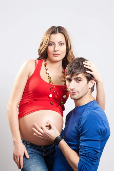 男は妊娠中の腹に ok の標識を表示します。 — ストック写真
