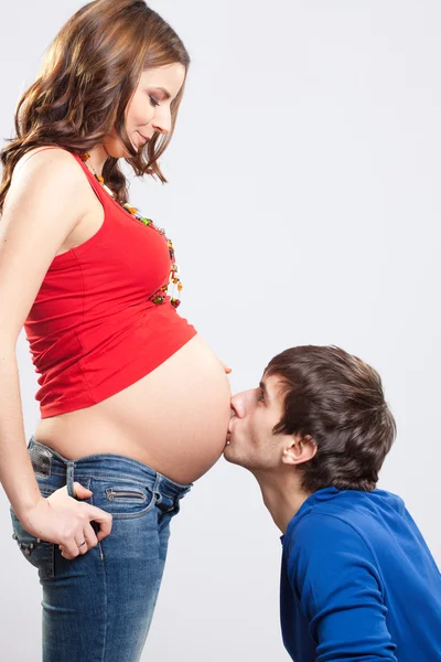 男人亲吻怀孕妻子的肚子 — 图库照片