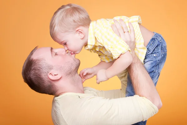 Счастливый отец целует своего сына — стоковое фото