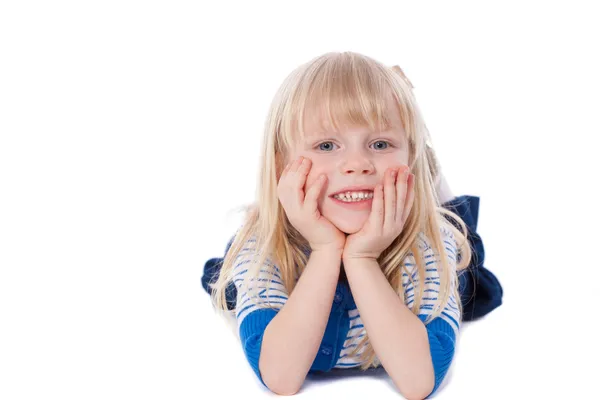 Gelukkig lachend weinig meisje leugen — Stockfoto