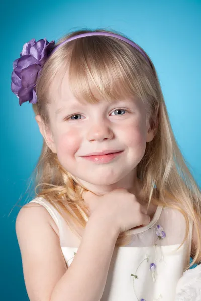 Glücklich lächelndes kleines Mädchen — Stockfoto