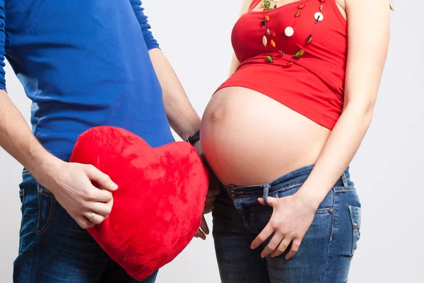 Rood hart en zwangere buik — Stockfoto