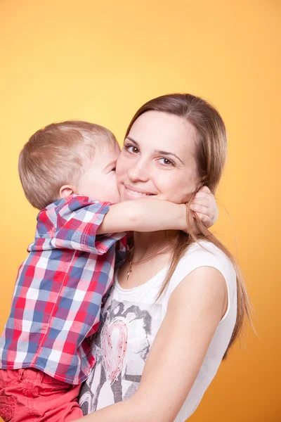 Kleiner Junge umarmt seine Mutter — Stockfoto