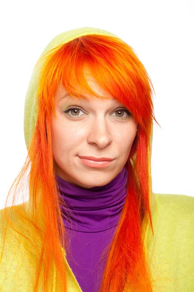 Upsed rött hår kvinna som tittar på kameran — Stockfoto