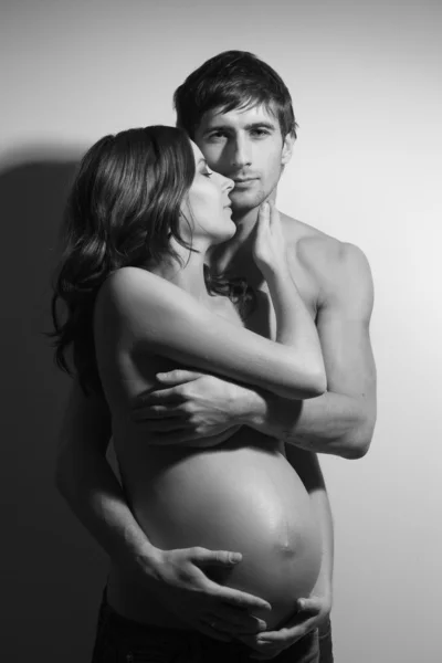 Счастливая обнимающая пара, беременная женщина — стоковое фото