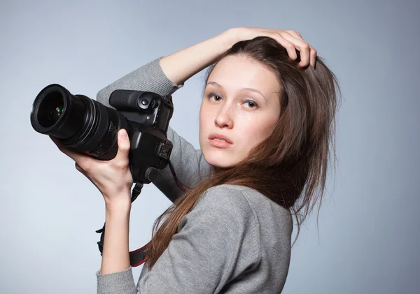 Szokatlan portré, szép női fotós, lövés — Stock Fotó