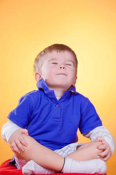 Мальчик счастлив в медитации — стоковое фото