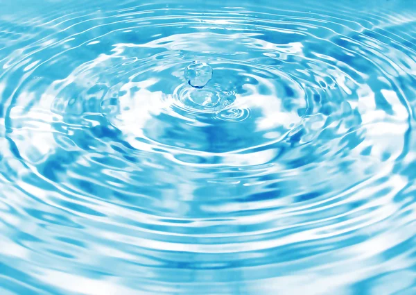 青と白の反射と水液滴イラスト — ストック写真