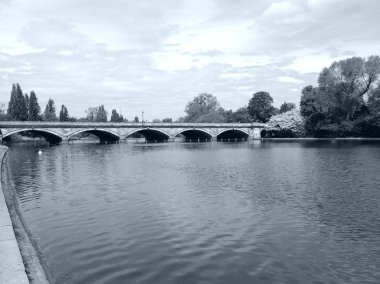 Yılan gibi göl nehir hyde park - kensington gardens, Londra, İngiltere - yüksek dinamik aralık HDR - siyah beyaz