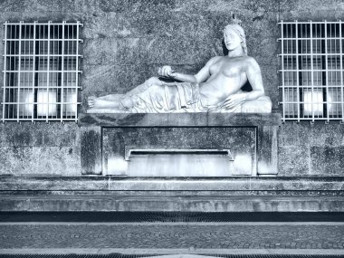Dora heykeli, Torino