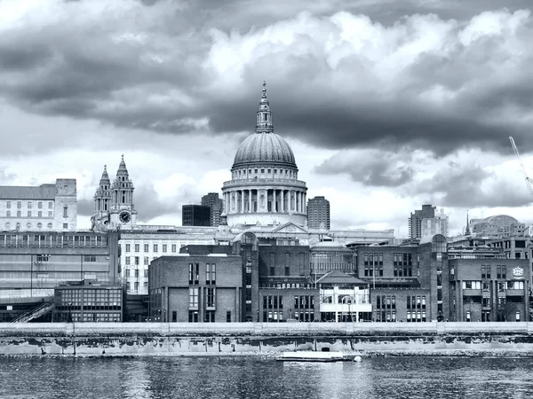 圣保禄大教堂在伦敦 高动态范围 Hdr 黑色和白色 — 图库照片