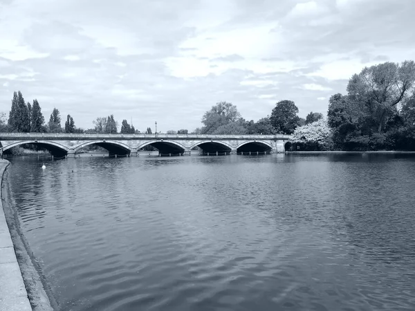 Jezírko Řeka Hyde Parku Kensington Gardens Londýn Velká Británie Vysokým — Stock fotografie