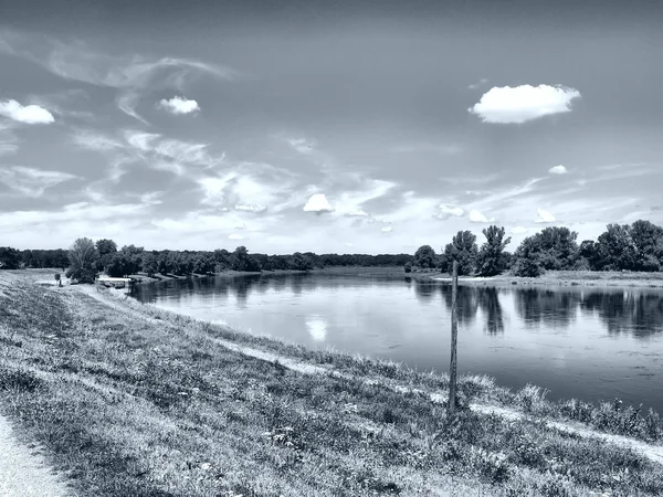 Dessau のベルリン ドイツ Hdr 高ダイナミック レンジ 黒と白の近くのエルベ川のビュー — ストック写真