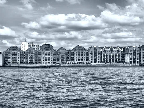 テムズ川 Hdr 高ダイナミック レンジ 黒と白のロンドン ドックランズでのドック — ストック写真
