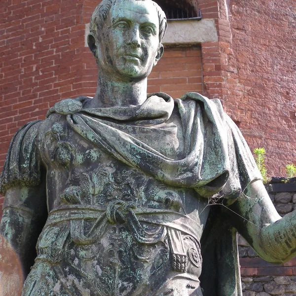 Римская Статуя Юлия Цезаря Перед Римскими Стенами — стоковое фото