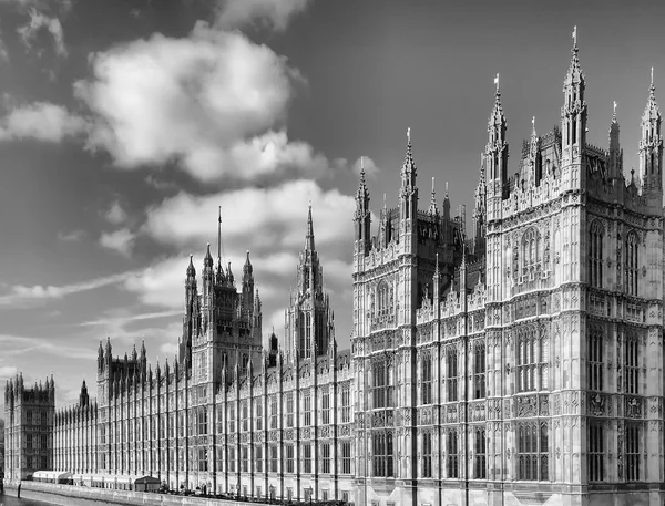 evler Parlamentosu, westminster Sarayı, Londra Gotik mimarisi - yüksek dinamik aralık hdr - siyah-beyaz - dikdörtgen çizgili önden görünümü