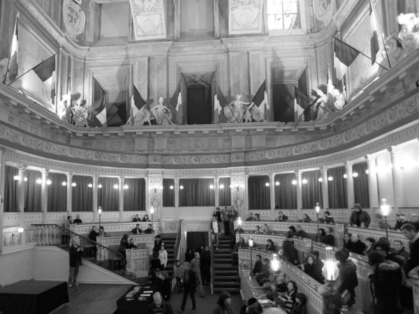 Turín, Italia: visita al antiguo parlimanente en el 150 aniversario de la unificación italiana — Foto de Stock