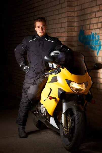 Motociclista Casaco Preto Segurando Capacete Motocicleta Esporte Amarelo — Fotografia de Stock