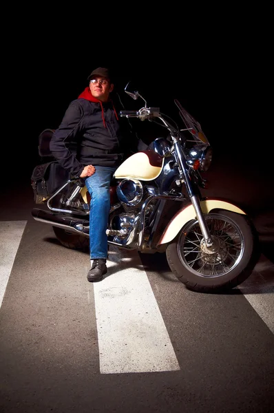 Eenzame Rider Zittend Aangepaste Motorfiets Het Midden Van Nacht Straat — Stockfoto