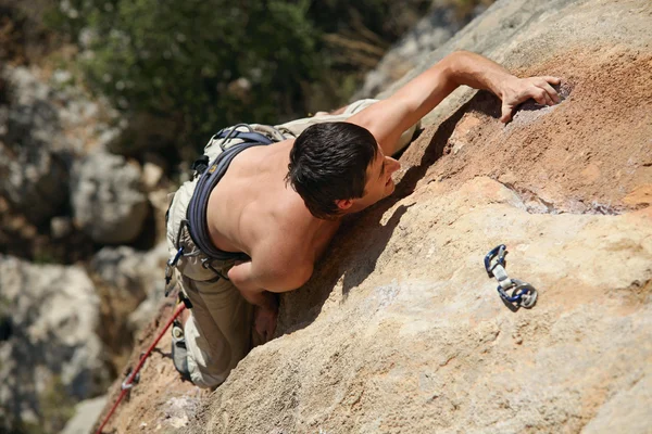 Rock climber on the cliff — Stock Photo, Image