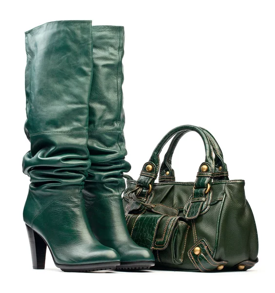 緑の女性のかかとの高いブーツと革のバッグ — ストック写真