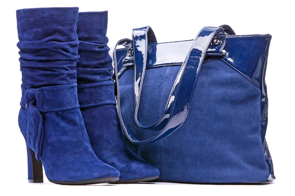 Samice modré semišové boty a tašky na bílém pozadí — Stock fotografie