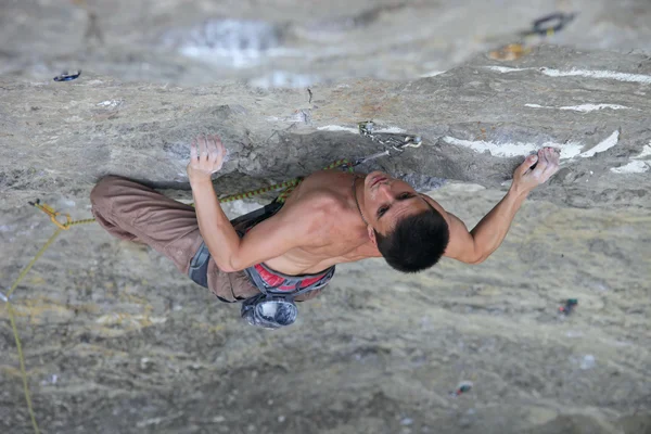 Kaya tırmanışçısı diğerine hazırlanması onun yol uçurumun tepesine kadar devam — Stok fotoğraf