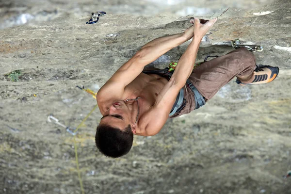 Homme grimpeur s'accroche à un surplomb dans la roche — Photo