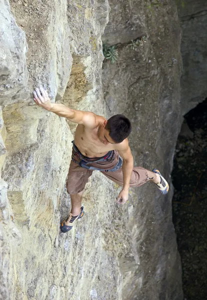 Вільний альпініст, що тримається на скелі, вид зверху — стокове фото