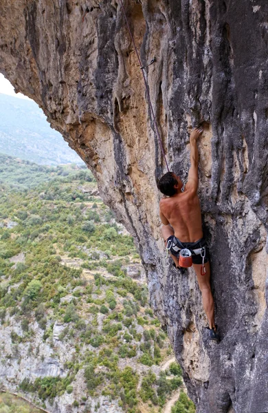 Скельний альпініст на скелі — стокове фото