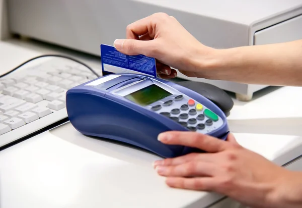 Moment of payment with a credit card through terminal — Stock Photo, Image