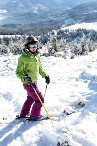 Vrouwelijke skiër permanent op de heuvel — Stockfoto