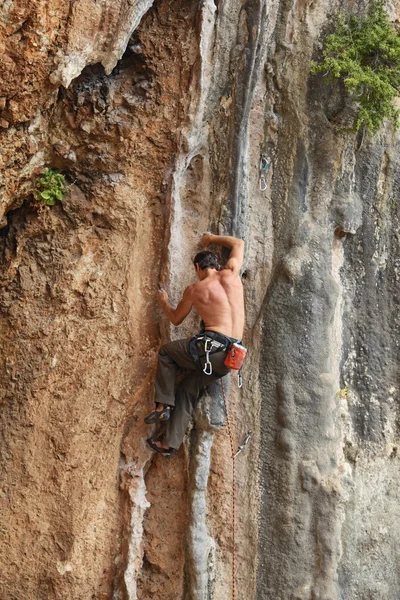 Kletterer klettern am Fels — Stockfoto