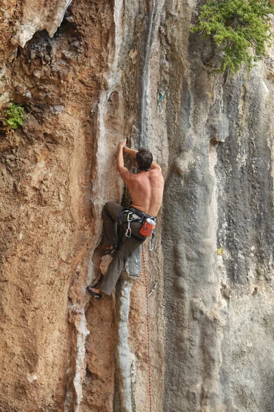 Alpinista escalando a rocha — Fotografia de Stock
