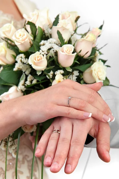 Just married couple showing up their rings — Stock Photo, Image