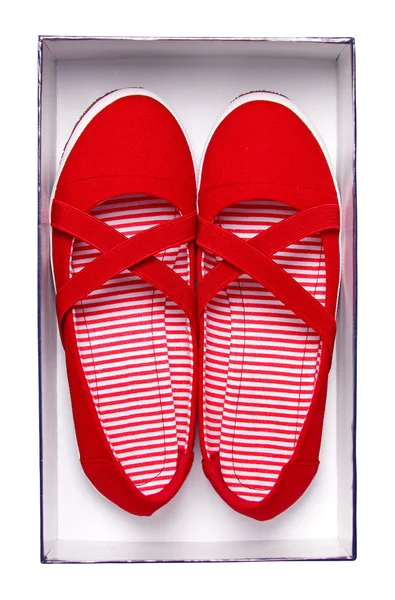 女性の赤い靴ボックスを白で隔離されます。パスを持つ. — ストック写真