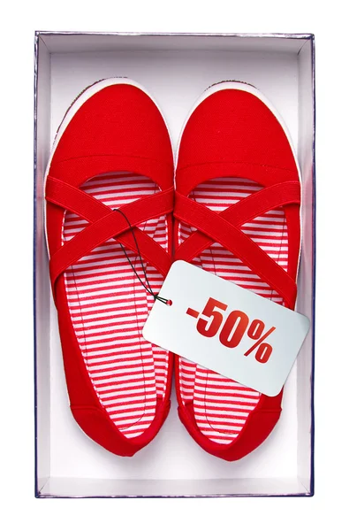 Kobiece czerwone buty z ceną w polu, na białym tle. ścieżka. — Zdjęcie stockowe