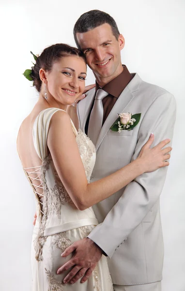 Portrait de jeunes mariés heureux sur fond blanc — Photo
