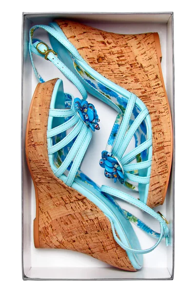 Par de zapatos de verano azules femeninos en caja aislada en blanco — Foto de Stock