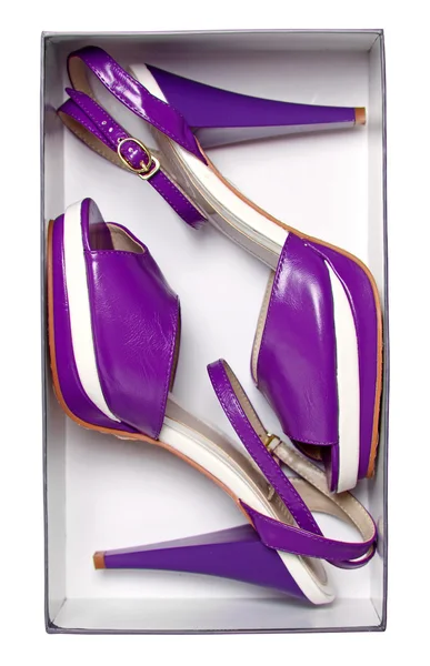 Scarpe estive viola femminili in scatola isolata su bianco. Con percorso — Foto Stock