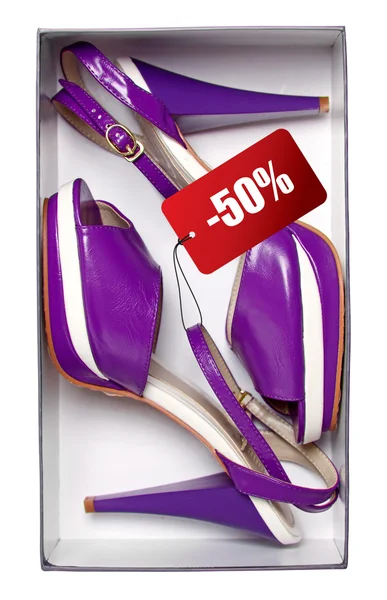 Female violet shoes with price tag in box, isolated on white.With path — Stock Photo, Image