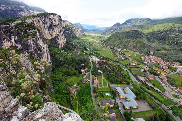 Veduta panoramica di Arco (Trentino, Nord Italia), famosa per la competizione di arrampicata su roccia Rock Master  . — Foto Stock
