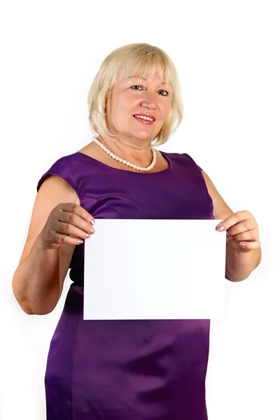 Елегантна жінка середнього віку тримає білий аркуш паперу — стокове фото