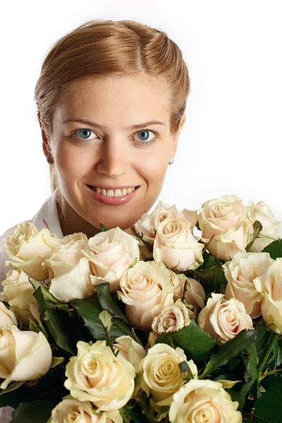 Νεαρή γυναίκα με μάτσο τριαντάφυλλα — Φωτογραφία Αρχείου