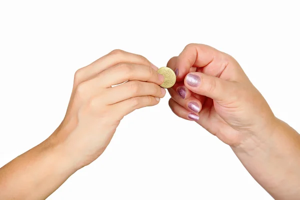 Mão feminina dando moeda a outra pessoa — Fotografia de Stock