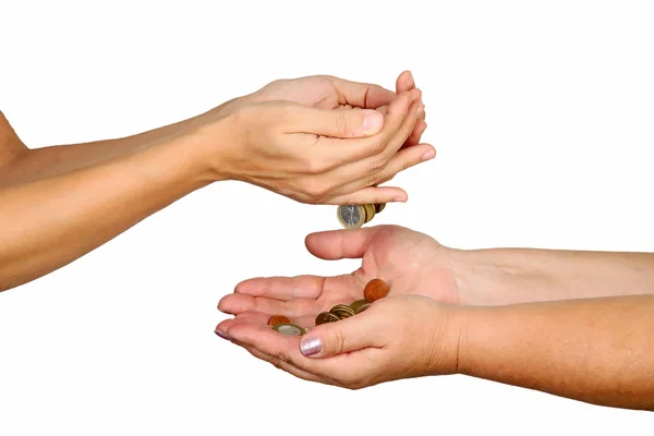 Mâinile femeii toarnă monede în mâinile altei persoane — Fotografie, imagine de stoc