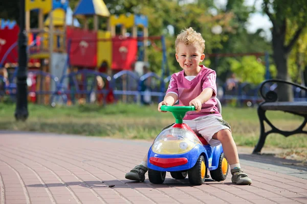 学龄前儿童在公园里驾驶他的玩具车 — 图库照片
