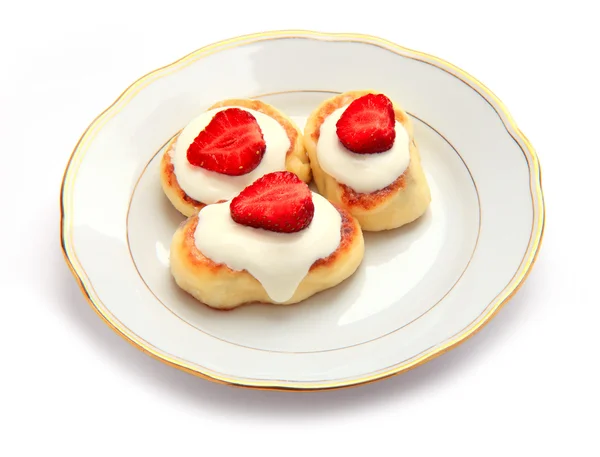 Ostekaker med jordbær på tallerkenen – stockfoto