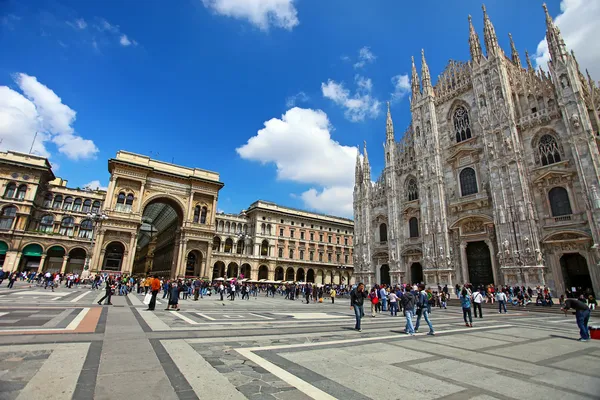 Turisté na náměstí piazza duomo v Miláně, Itálie. — Stock fotografie